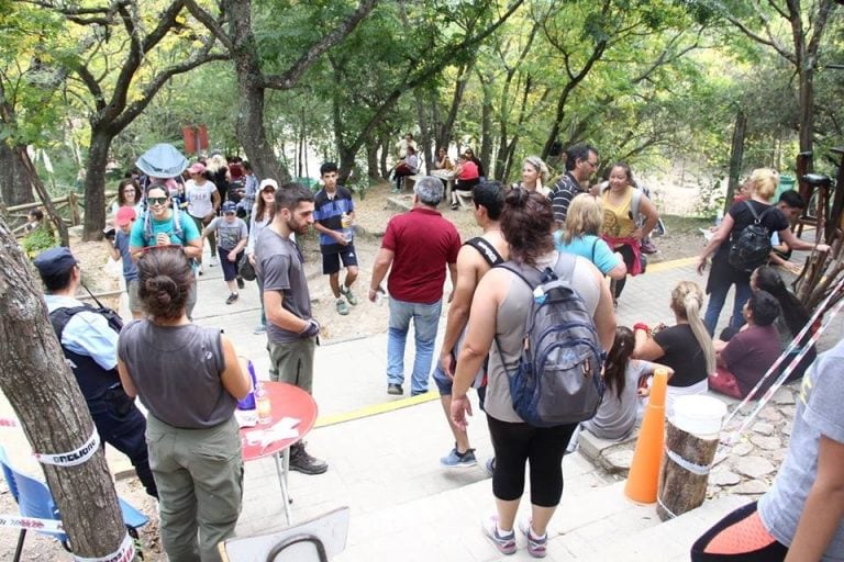 Ascendieron al cerro 3500 personas este viernes. (Foto: Municipalidad de Carlos Paz).