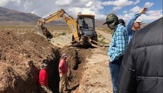 Obreros trabajando en el acueducto El Acay. (web)