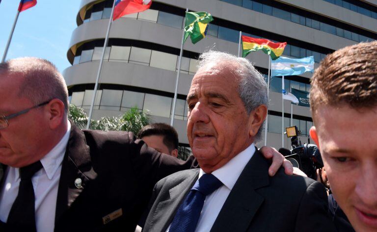 El presidente de River, Rodolfo D'Onofrio, arriba a la sede de la Conmebol en Luque, Paraguay, para definir el futuro de la Superfinal de la Copa Libertadores junto a sus pares de Conmebol y Boca. (Photo by Norberto DUARTE / AFP)