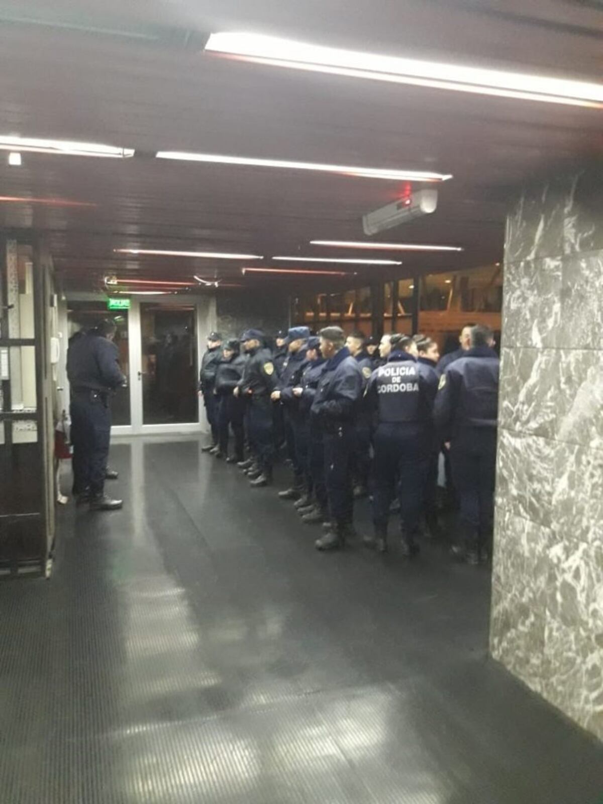 La sede de Epec amaneció repleta de policías