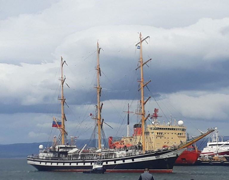 Arribo del Velero Pallada al puerto de Ushuaia