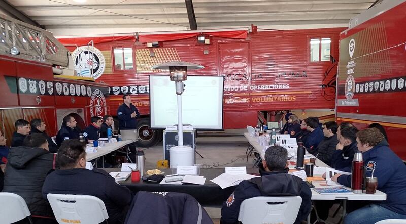 Bomberos de Tres Arroyos culminaron curso sobre materiales peligrosos