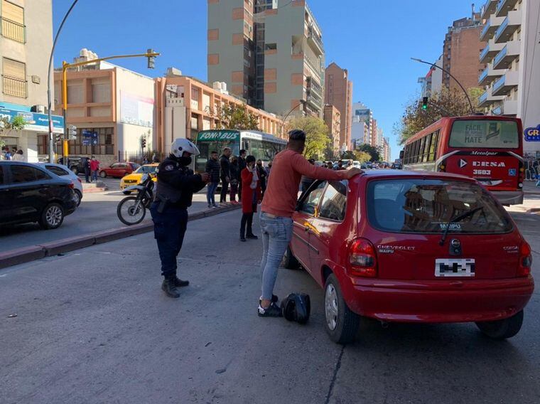 El vehículo contra el que chocó el ladrón en fuga quedó con daños en el capó y en el paragolpes.