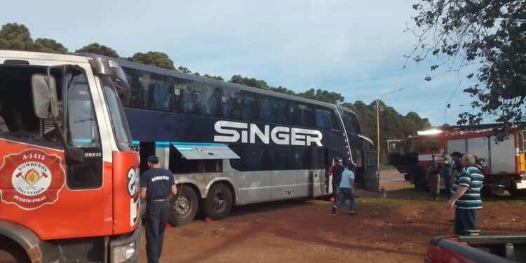 Principio de incendio en un colectivo de larga distancia en el acceso de Puerto Piray