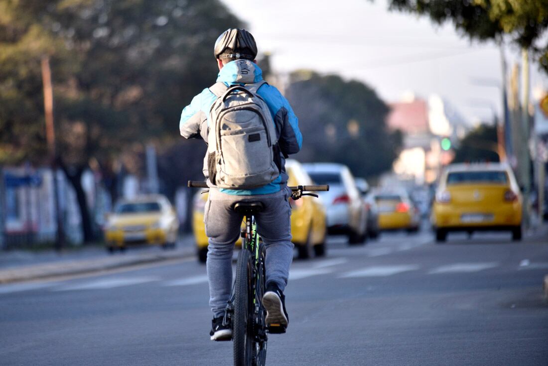 Paro de transporte en la ciudad de Córdoba. gente en bicicletas, paradas de colectivos vacias.
 (Ramiro Pereyra)