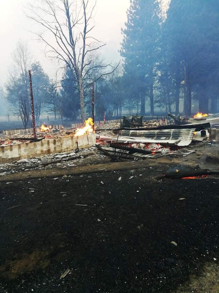 Las viviendas, chacras, campos....sufren el paso del fuego.