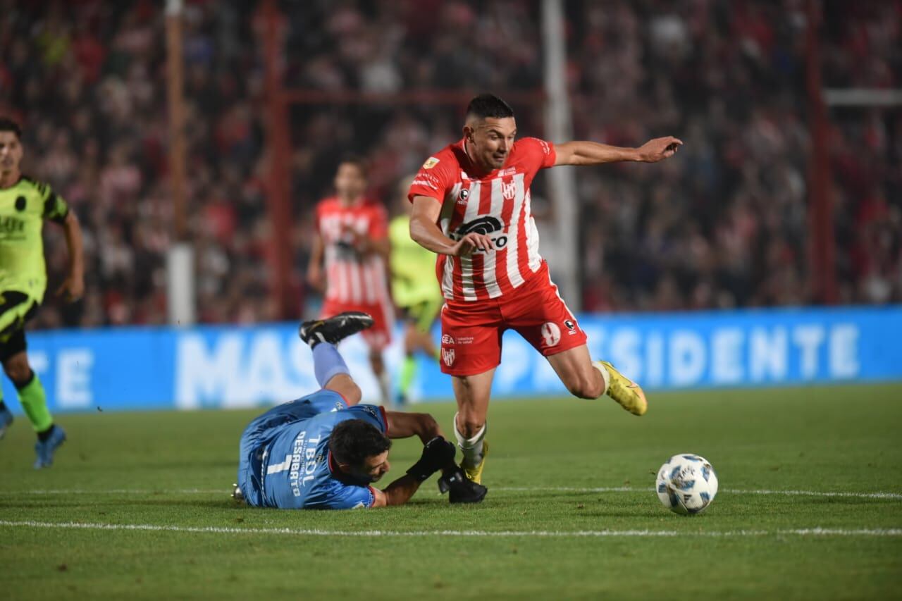 En la última jugada del partido, el arquero de Barracas, Andrés Desábato, bajó a Maravilla Martínez y fue expulsado. Instituto no pudo ganar en su último partido del año en el Monumental. (Javier Ferreyra / La Voz)