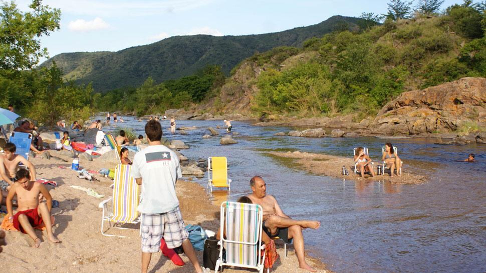 TURISMO. Así disfrutan los turistas a orillas del río en San Antonio de Arredondo (La Voz).