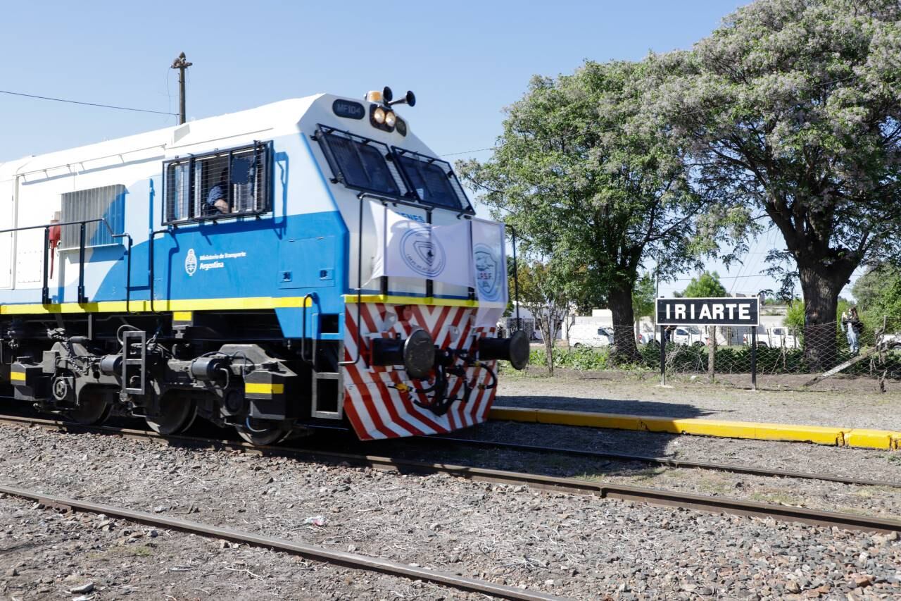 La locomotora partió desde la estación Iriarte poco antes del mediodía.