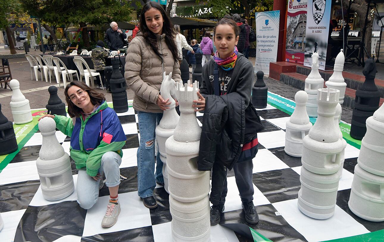 Turismo de fin de semana largo
Turistas visitan regionales, el centro, Cerro de la Gloria, el Museo del Vino en este fin de semana extra largo
María Luisa y Romina de Mar del Plata gan ajedrez en la Peatonal Sarmiento

Foto:  Orlando Pelichotti