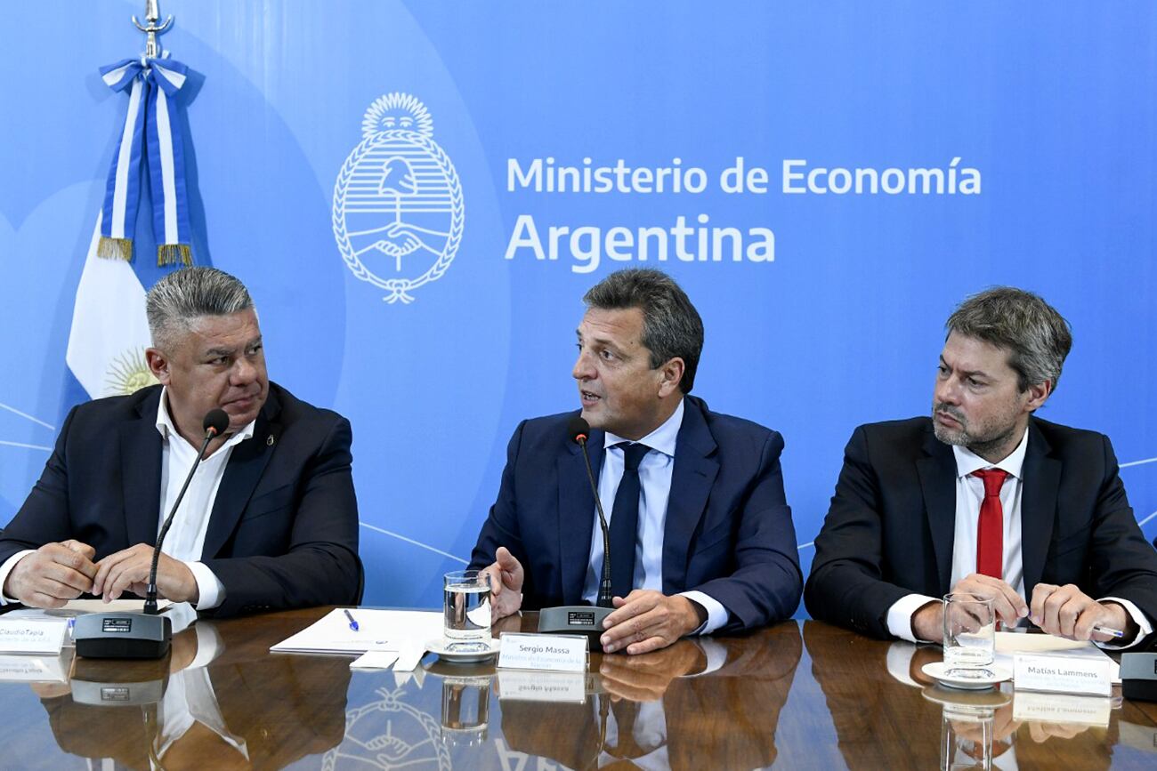 El ministro de Economía, Sergio Massa, junto a su par de Turismo, Matías Lammens, y el presidente de la Asociación del Fútbol Argentino (AFA), Claudio Tapia. Foto: Ministerio de Economía.