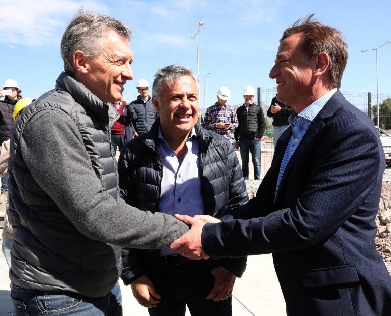 Mauricio Macri, junto al gobernador saliente de la provincia de Mendoza  Alfredo Cornejo y el recién electo nuevo gobernador mendocino, Rodolfo Suárez (Foto: EFE/ Presidencia Argentina)