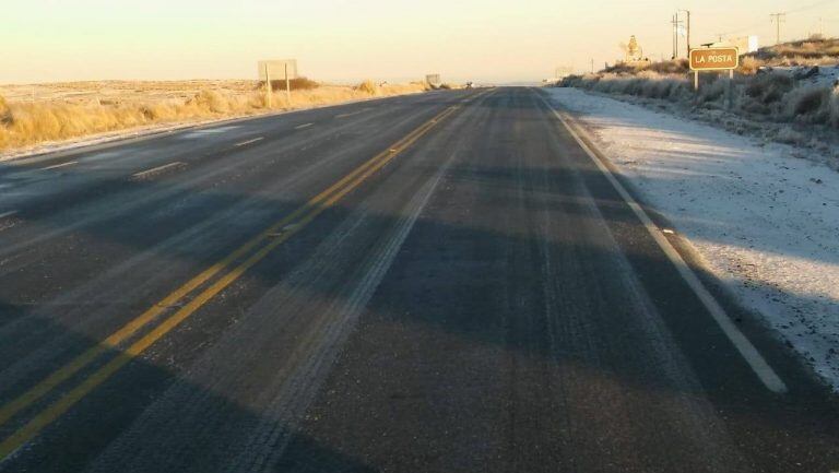 Segunda nevada del año en las Altas Cumbres con hielo sobre la carpeta asfáltica, piden circular con precaución. (Cadena 3)