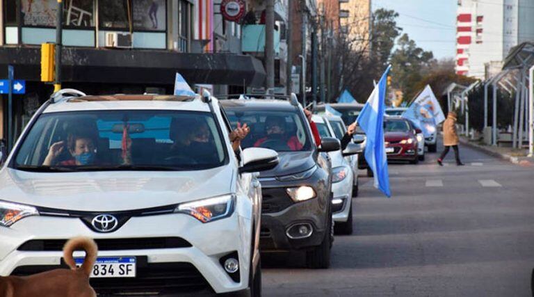 Banderazo en Santa Rosa (El Diario)