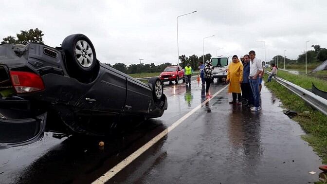 Agentes de vialidad retiraron el auto de la cinta asfáltica.