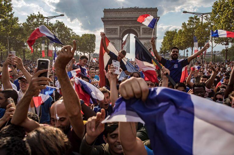 Los festejos con el Arco del Triunfo de fondo.