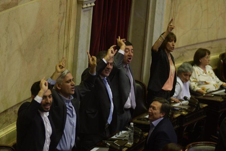 Con Facundo Moyano a la cabeza, se entona la marcha peronista en el Congreso. (crédito: Federico López Claro)