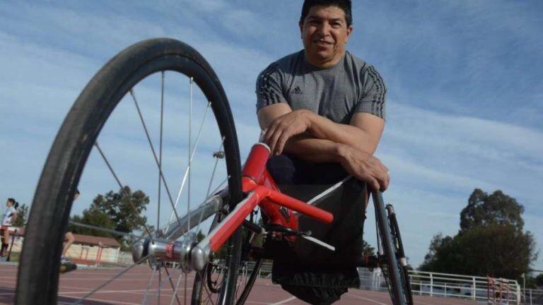 Mario Gutiérrez cruzará los andes en una bici adaptada. Foto: Los Andes.