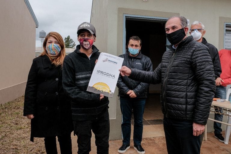 La docente que recibió la casa en Itaembé Guazú junto a su hijo Efraín. A su lado el intendente Leonardo Stelatto y el gobernador Herrera Ahuad.