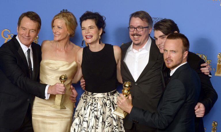 El elenco de "Breaking Bad y Vince Gilligan posan con su Globo de Oro a la mejor serie de televisión. Crédito: EFE/EPA/PAUL BUCK.