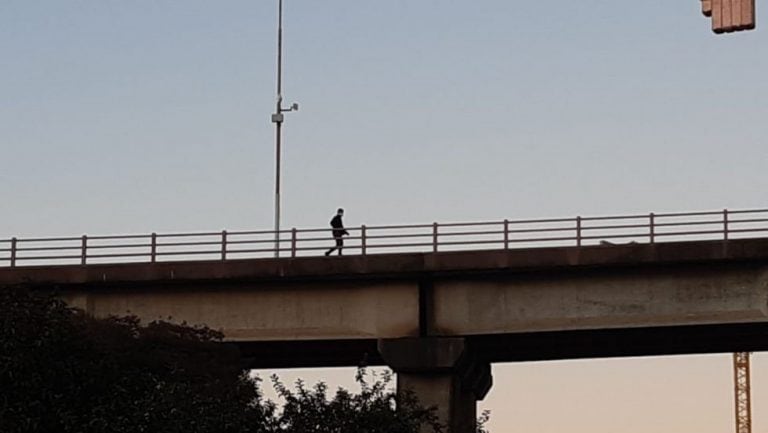 Se restringe el paso caminando por sobre el puente General Belgrano.