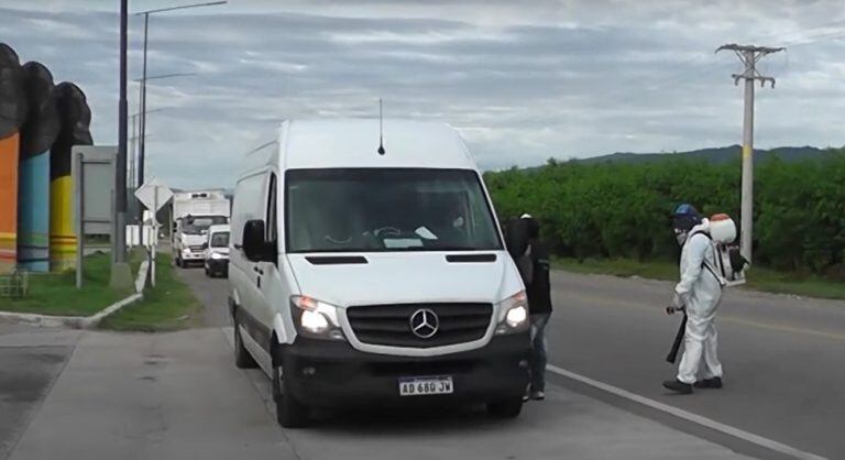 Inspectores de la Municipalidad de Libertador General San Martín controlaban el cumplimiento de la desinfección y el correspondiente cobro.