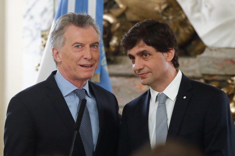 El presidente Mauricio Macri, conversa con su nuevo ministro de Hacienda, Hernán Lacunza, durante la toma de juramento de este último. Crédito: EFE/ Juan Ignacio Roncoroni.