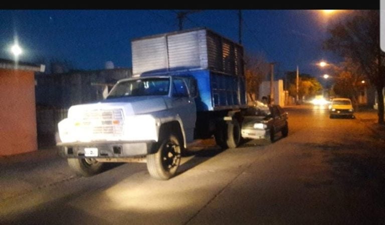 un automovil impactó desde atrás a un camión estacionado en Arroyito