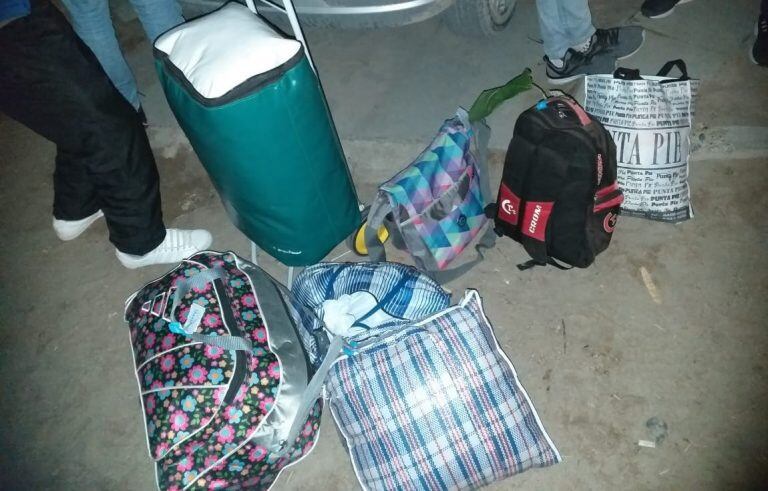 Las pertenencias de la pareja, donde se encontró la droga (Foto: Río Negro)