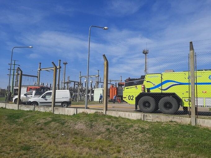 La explosión y posterior incendio ocurrió en uno de los transformadores de la EPE en la estación ubicada a metros del aeropuerto. (@everarnoldo)