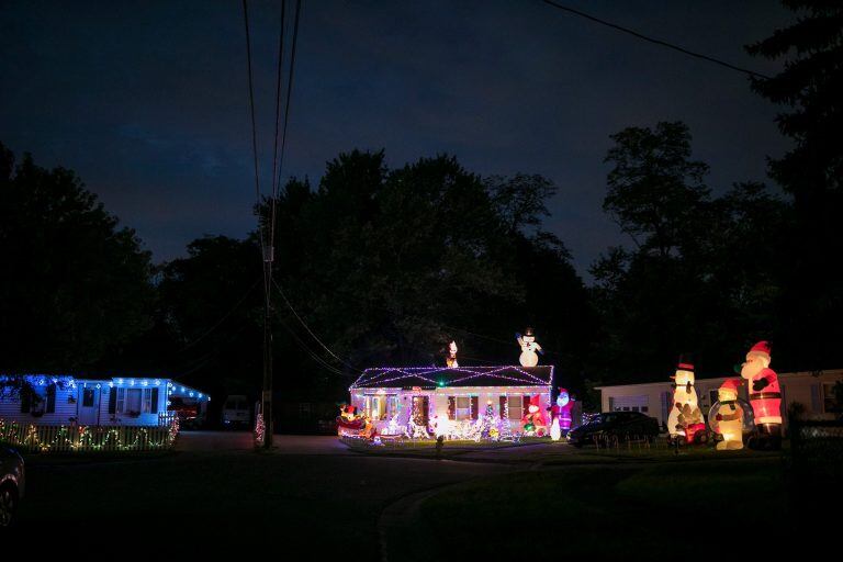 La casa de los Allen, de noche. Crédito: Maddie McGarvey para The New York Times.