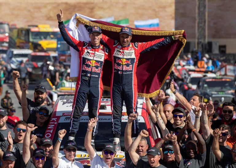 El catarí Naser Al-Attiyah (a la derecha) y su navegante francés Mathieu Baumel finalizaron en la segunda posición, con Toyota. Habían sido los vencedores en 2019, en Perú.