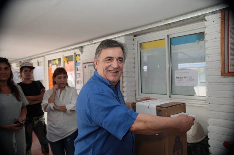 Votó Mario Negri y los alumnos del CUP lo mostraron en vivo.