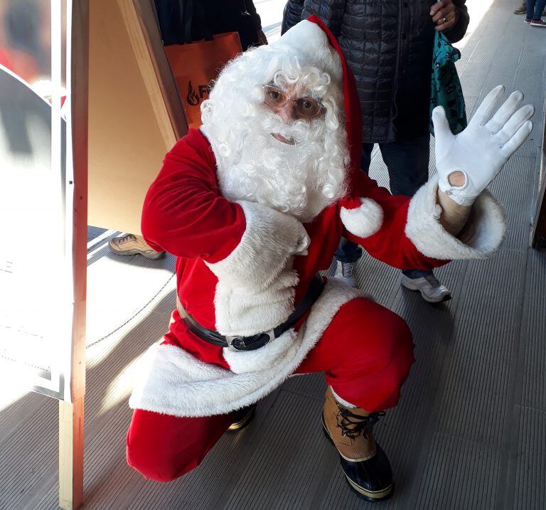 Papá Noel se sacó fotos con la gente