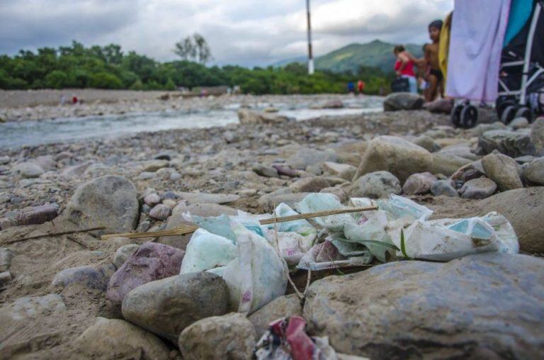 Desperdicios en el río Vaqueros. (Web)