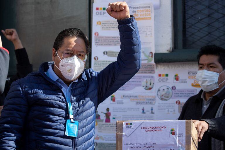 El candidato del Movimiento al Socialismo (MAS), Luis Arce, saluda luego de votar en una escuela en la ciudad de La Paz (Bolivia). (Foto: EFE/Joédson Alves)