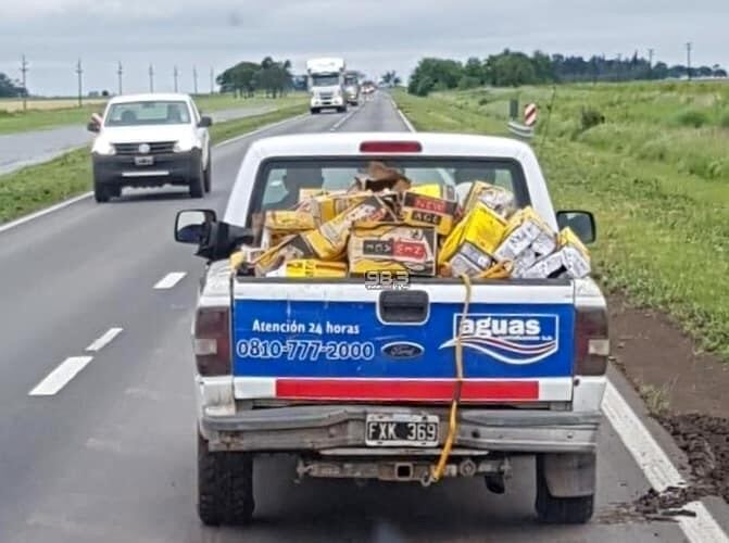 El camión volcó sobre la Ruta Nacional 33 entre Firmat y Villada y hasta una camioneta de Aguas Santafesinas se llevó la carga. (Radio Jota)