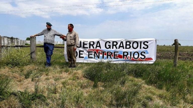 Cientos de productores se acercaron para movilizarse en Santa Elena contra la toma de terrenos.