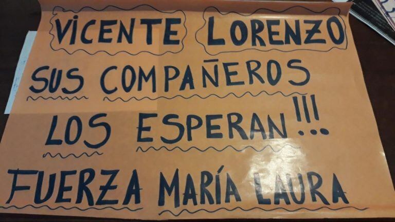 Carteles de apoyo realizados por padres de la escuela Ciccarelli