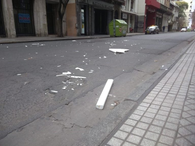 Fuertes ráfagas de viento ocasionaron destrozos en la ciudad.