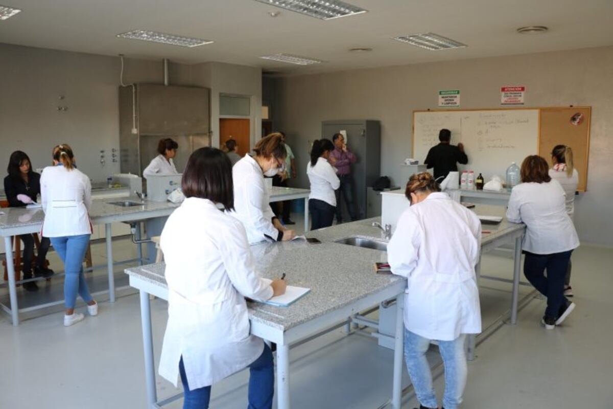 Docentes del Biología Marina elaboran alcohol en gel