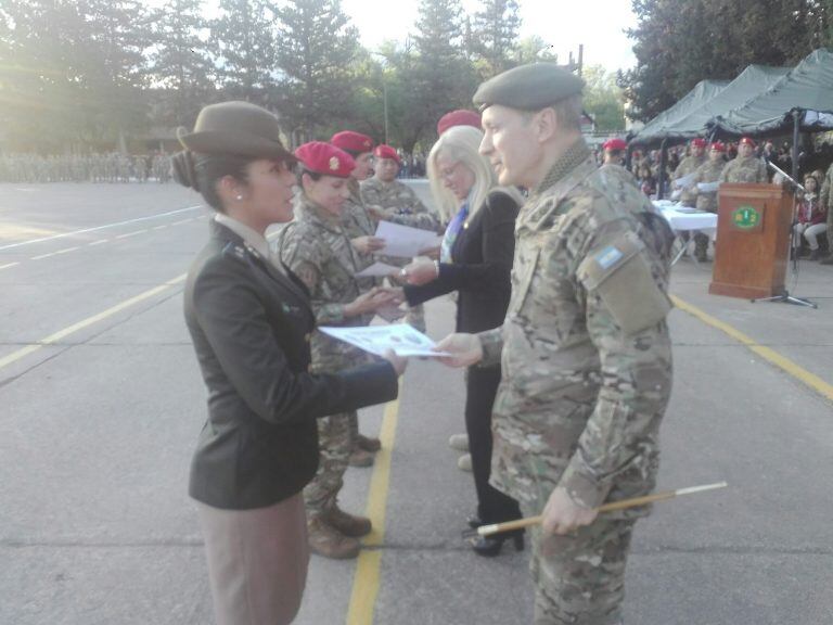 Pasqualini y Villalta, distinguiendo a las militares integrantes del Equipo Nacional Femenino de Paracaidismo; en primer plano, la Teniente Primero Ana Belén Castañeda. También fueron reconocidas la Teniente de Educación Física Romina Alurralde y la Sargento Ivana Cánovas.