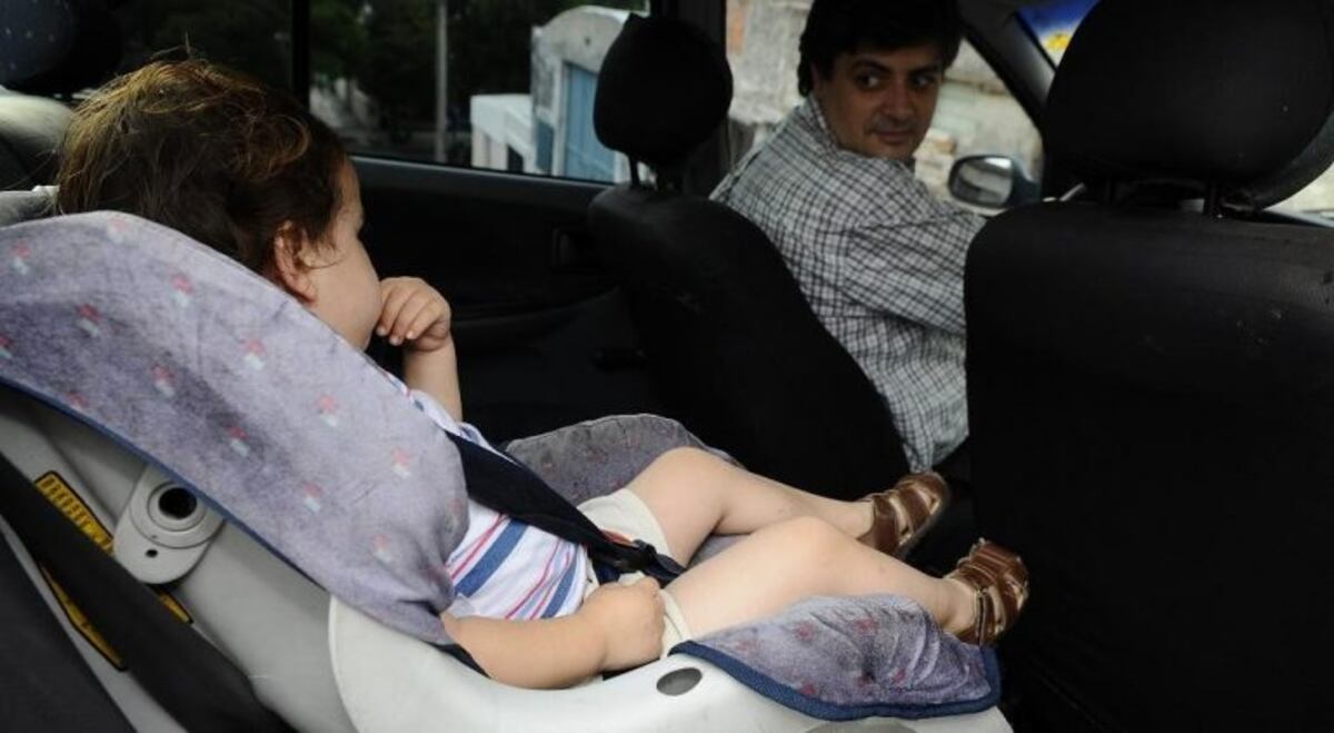 Cómo deben viajar los niños en el auto según la ley cordobesa