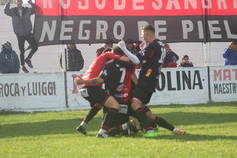 Sporting festeja el gol de Castellano