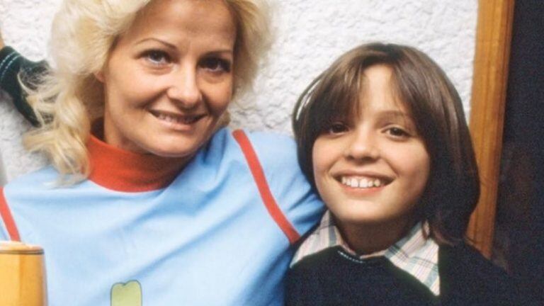 Luis Miguel de pequeño junto a su madre Marcela Bastieri