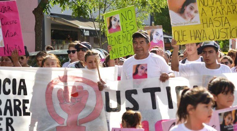 Jorge Lucero, al centro, encabezando la marcha (Vía Santa Rosa)