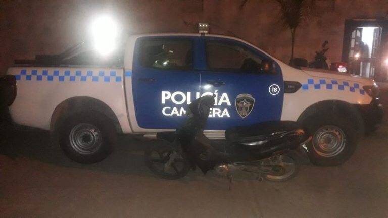 La motocileta en la cual circulaba el iracundo joven que amenazó con un arma de fuego a los inspectores.