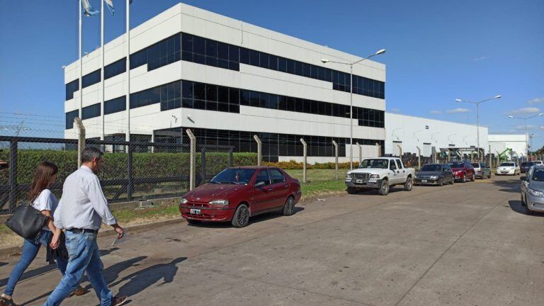 Un operario murió atropellado por un compañero (@radio2rosario)