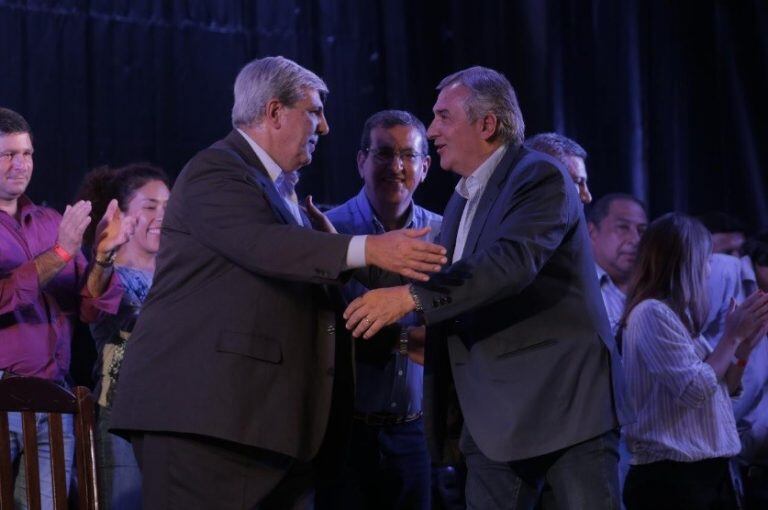 Carlos Haquim y Gerardo Morales, acompañados por el intendente local Oscar Jayat, en el acto de inicio de campaña de Cambia Jujuy.