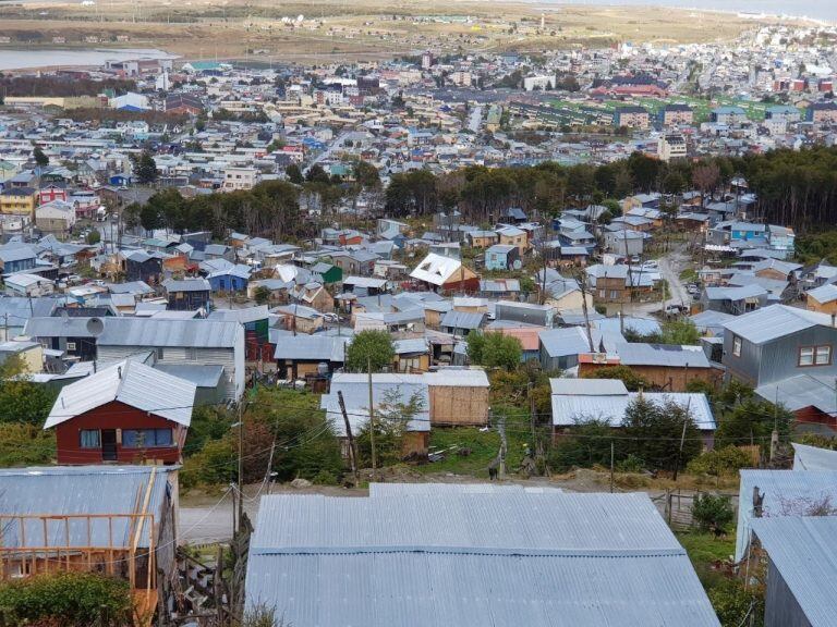 Barrios altos Ushuaia - se continuará con el acompañamiento, llevando servicios esenciales como agua y cloacas.